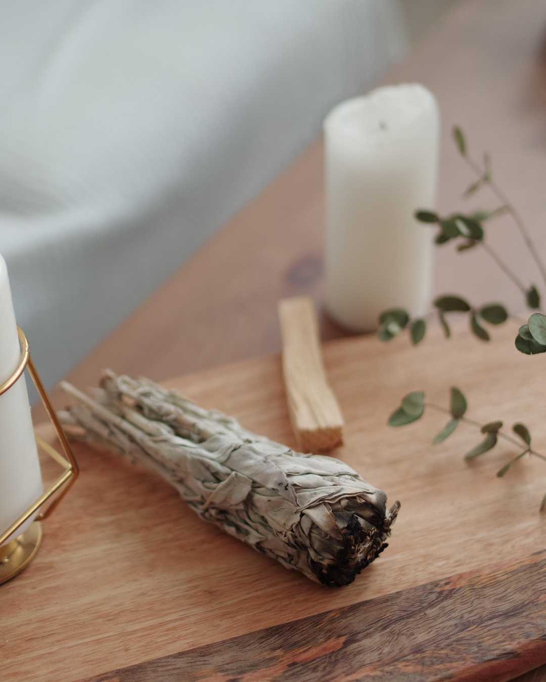 Ritueel met salie, kaarsen en palo santo – voor rust en energetische reiniging